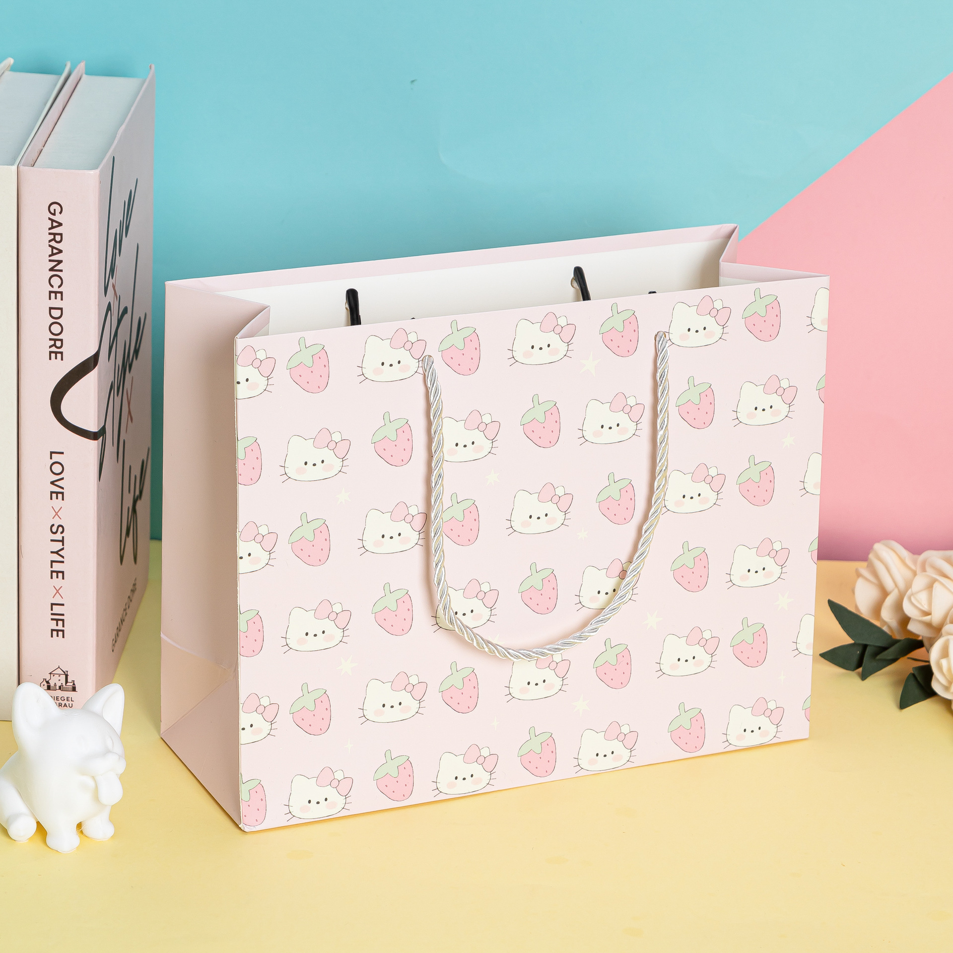 Nuevas bolsas de regalo horizontales una variedad de bolsas de regalo de alta calidad para regalos de fábrica general venta directa al por mayor