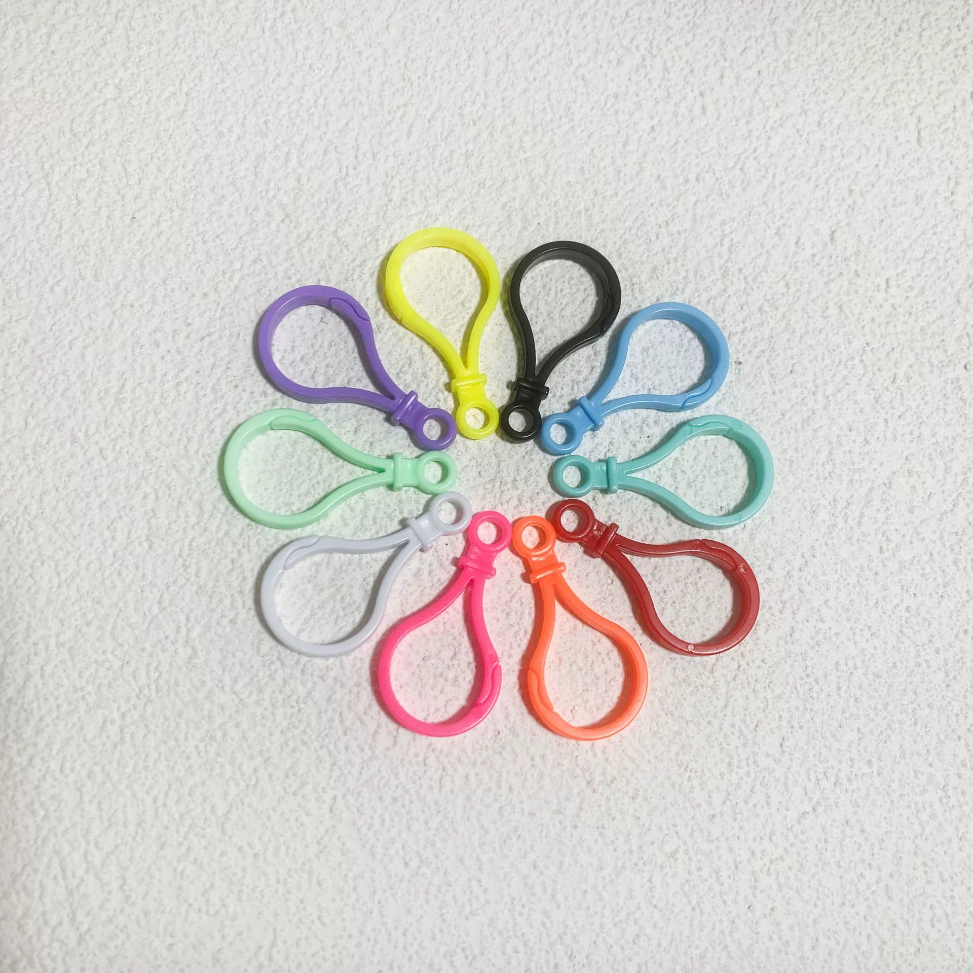 Оптовая продажа от производителя: высококачественные застежки-карабины для ключей в конфетных цветах, пластиковые застежки для украшений, подвески для игрушек и мелких аксессуаров.