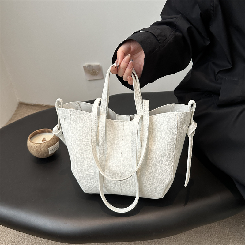 Bolso Tote casual de nicho de invierno para mujer 2024 nuevo bolso de alas de gran capacidad bolso de hombro de axila de viajero de todo fósforo
