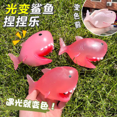 変色したサメのマルトースのつまみと音楽の解凍シミュレーションアニメ動物のぬいぐるみの置物子供の減圧玩具の卸売り