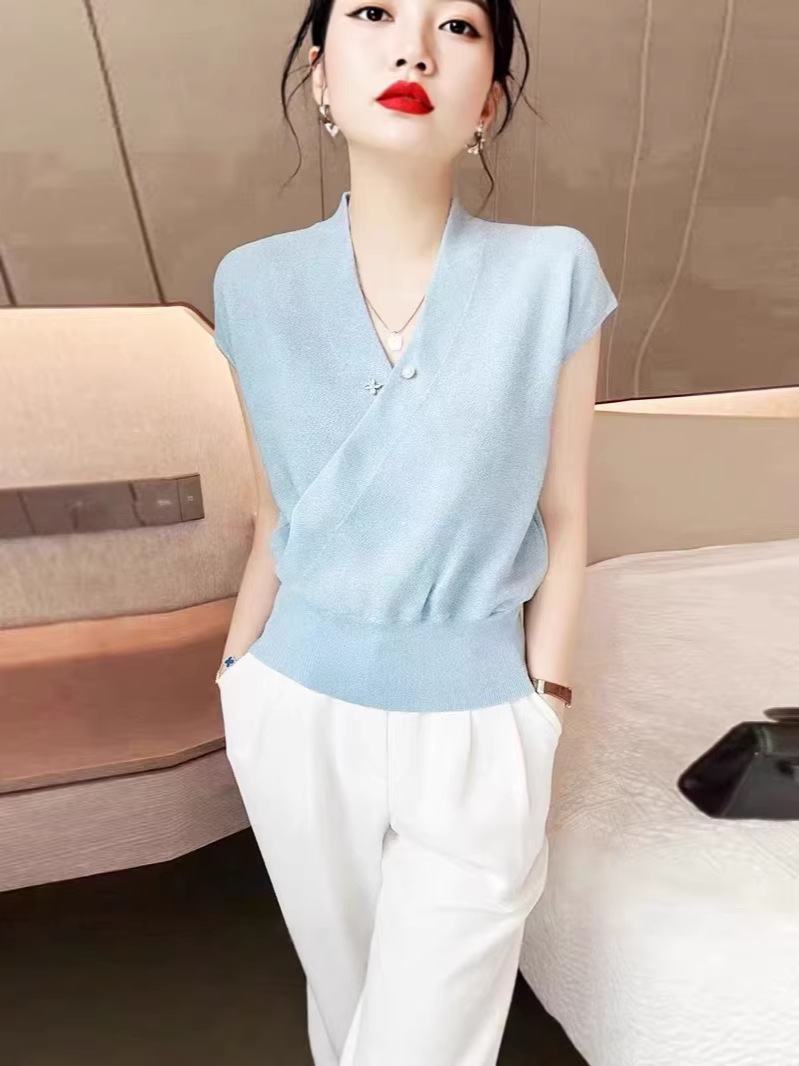 Áo len nữ cổ V chéo cài nút ngọc trai, tay ngắn, viền gân, phong cách mùa hè — màu xanh nhạt