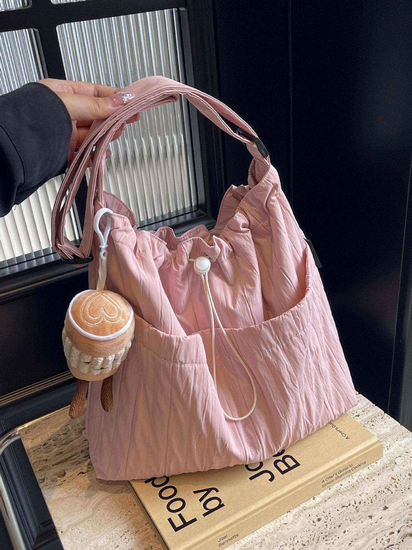 Bolso de cubo de viento perezoso plisado coreano para mujer 2025 nuevo bolso de hombro de viajero de todo fósforo bolso de mensajero de moda casual