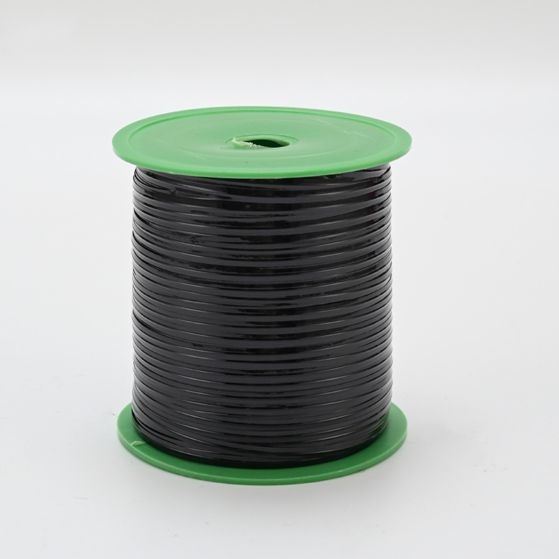 花屋の材料の花の花束を包装して手作りのdiyバラの花を刺します。