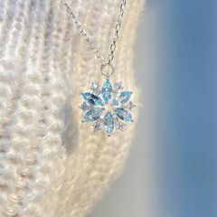 秋冬の新型フラッシュダイヤモンドの空色の雪の花のネックレスの女性の軽い豪華な大衆はドリルのネックレスのクリスマスの誕生日のプレゼントを設計します。