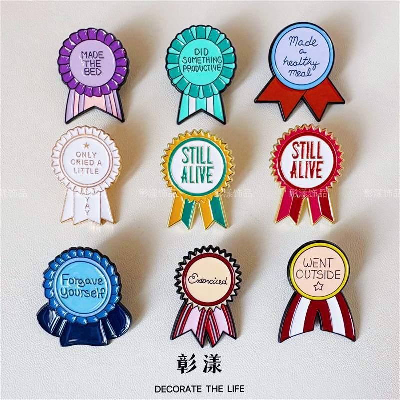 Medalla redonda letras inglesas insignia metálica de colores hombres y mujeres pin creativo bolsas escolares accesorios personales medalla