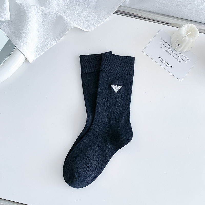 Calcetines de verano para mujeres de color sólido simple patrón de bordado mediano calcetines de algodón transpirable calcetines de mujer Zhuhai al por mayor
