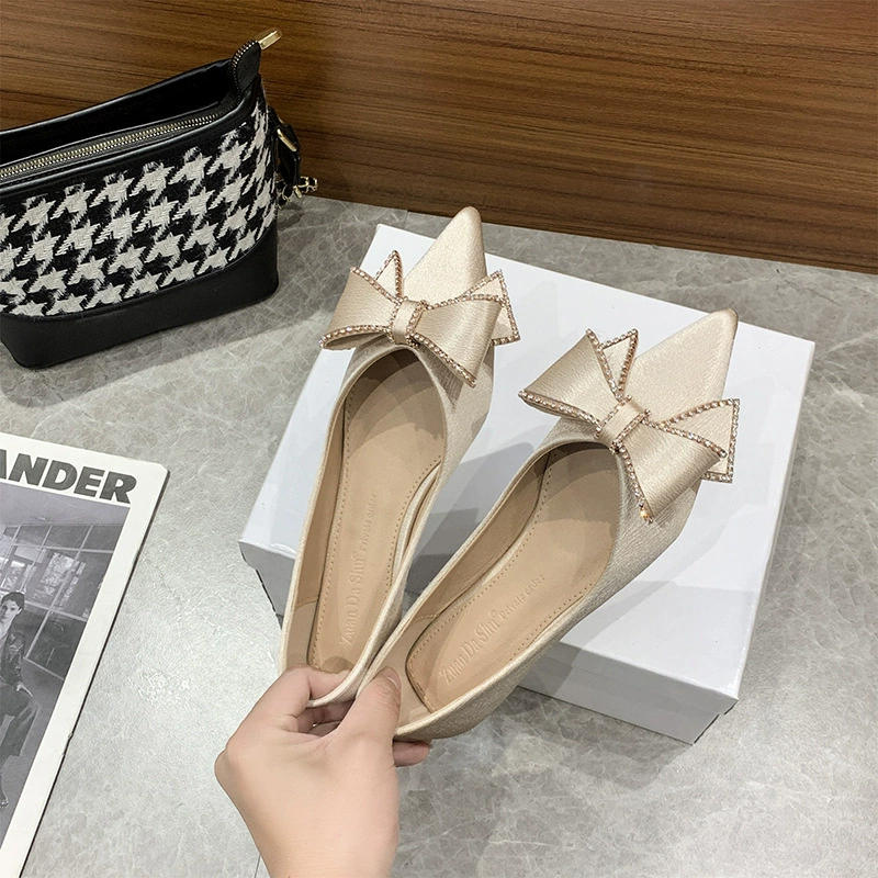 Туфли-балетки с острым носком для женщин, новинка весны и осени 2025 года, мягкие туфли-лодочки, вечерние туфли со стразами, женские туфли на плоской подошве больших размеров, размеры 41–43.