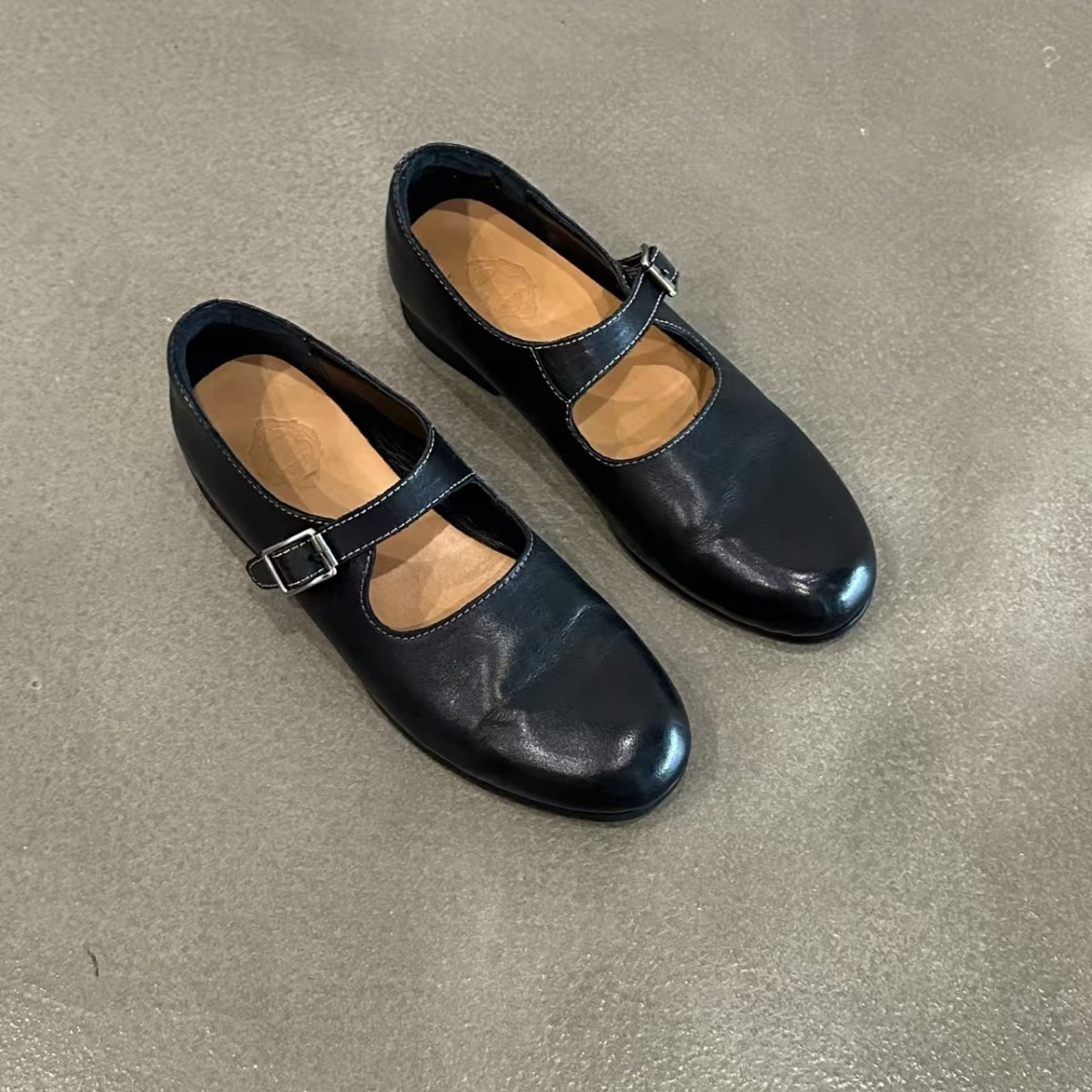 Leather shoes with a strap flat, Spring/Fall 2025 model, genuine leather, wide stable heel, french style