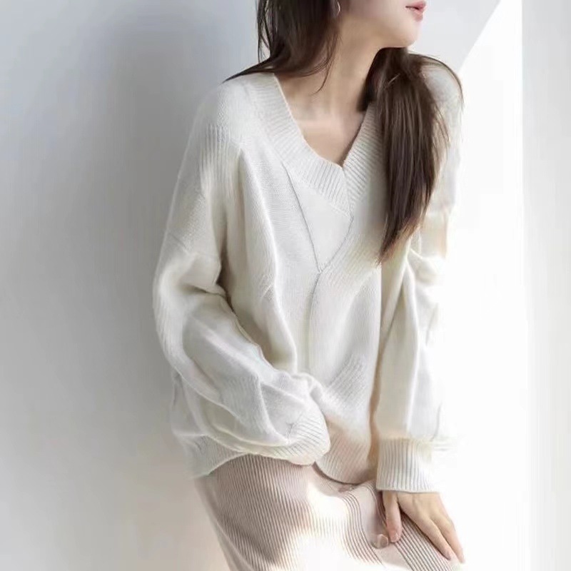 Productos europeos de alta calidad 2025 nuevo estilo de diseño nicho temperamento de moda de cuello en v camiseta de punto de flor de collar pullover suéter