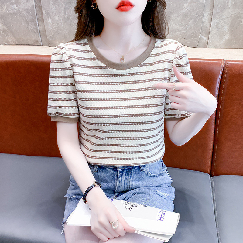 소스 제조업체 맞춤형 소규모 배치 2024 여름 새 스타일 스트라이프 퍼프 소매 틈새 디자인의 오른쪽 어깨 탑