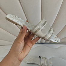 ����կ��߅Խ�Ͽ羳���QŮ��Ь�ļ��¿�D��ĸ�Ứ����ƽ��һ����