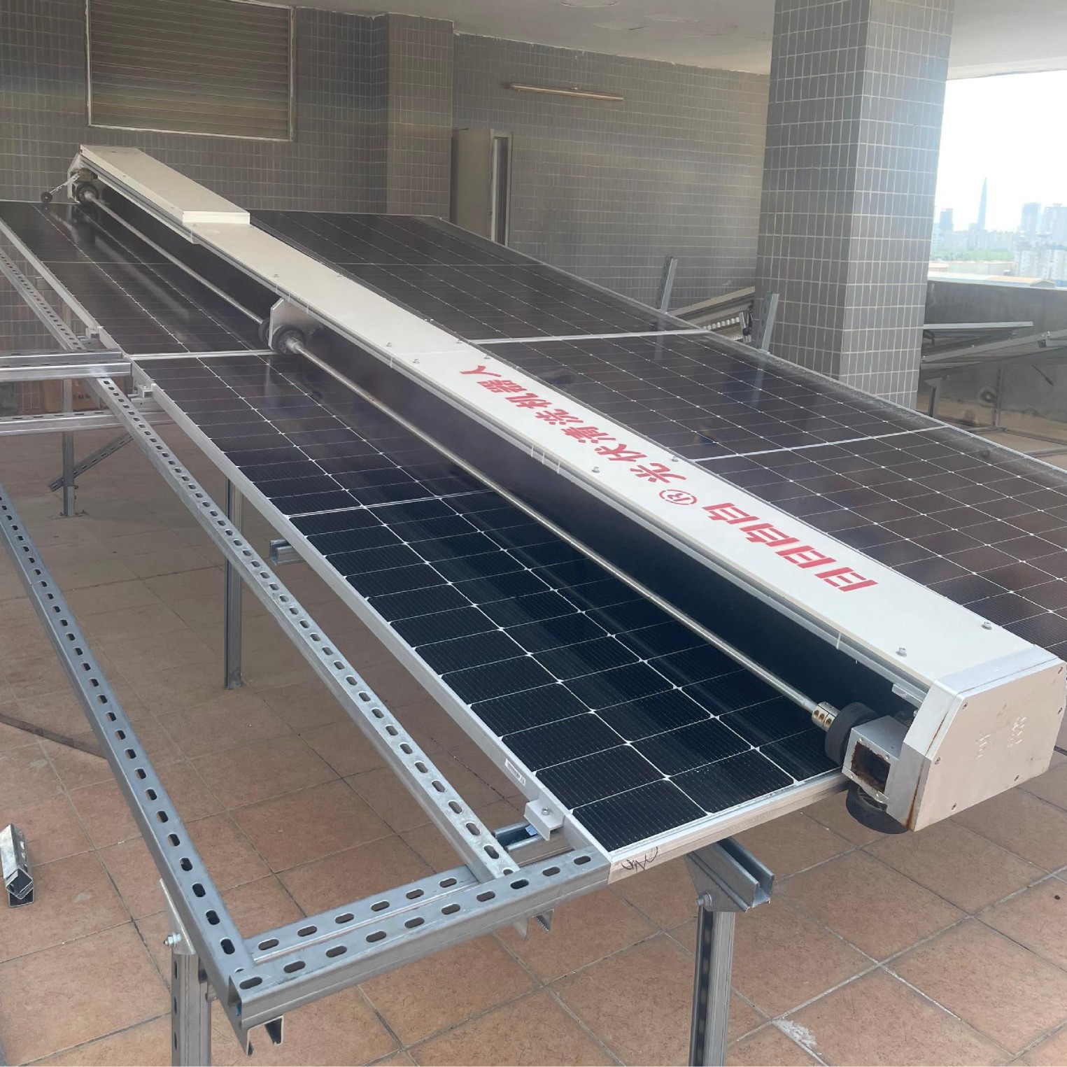 挂式清洁全自动光伏板清洗机 屋顶清洗设备 太阳能板清洗机器人