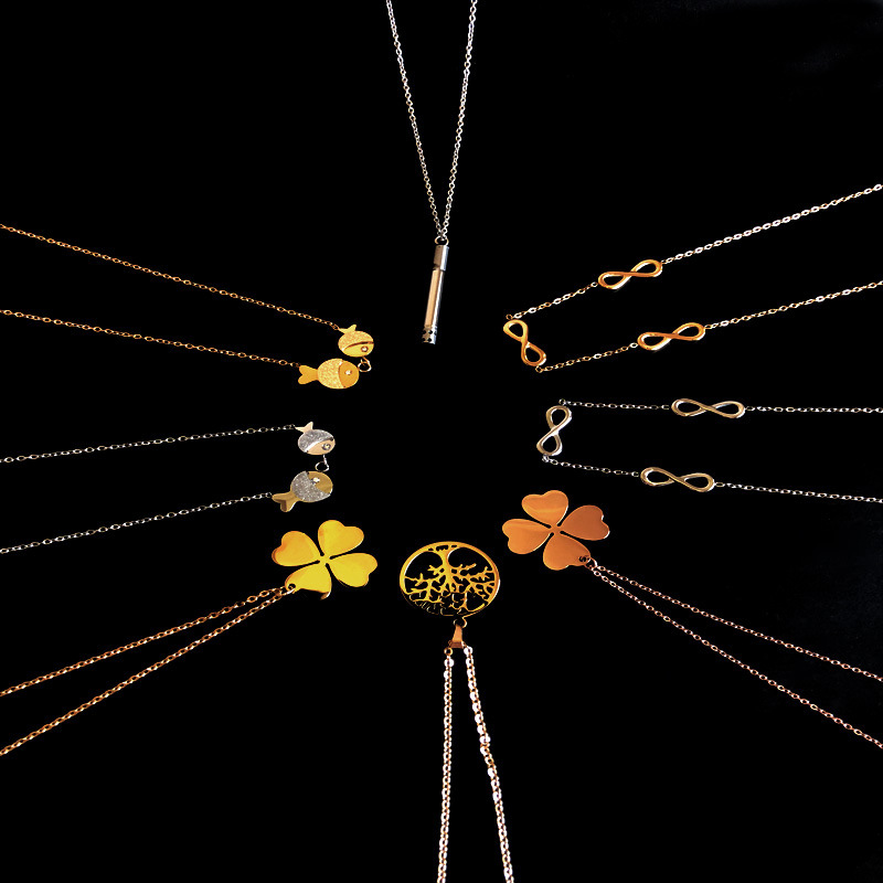 Europea y americana calle moda joyería de acero inoxidable pequeño pez trébol de cuatro hojas fortuna árbol pequeña flauta hombres y mujeres estilo collar