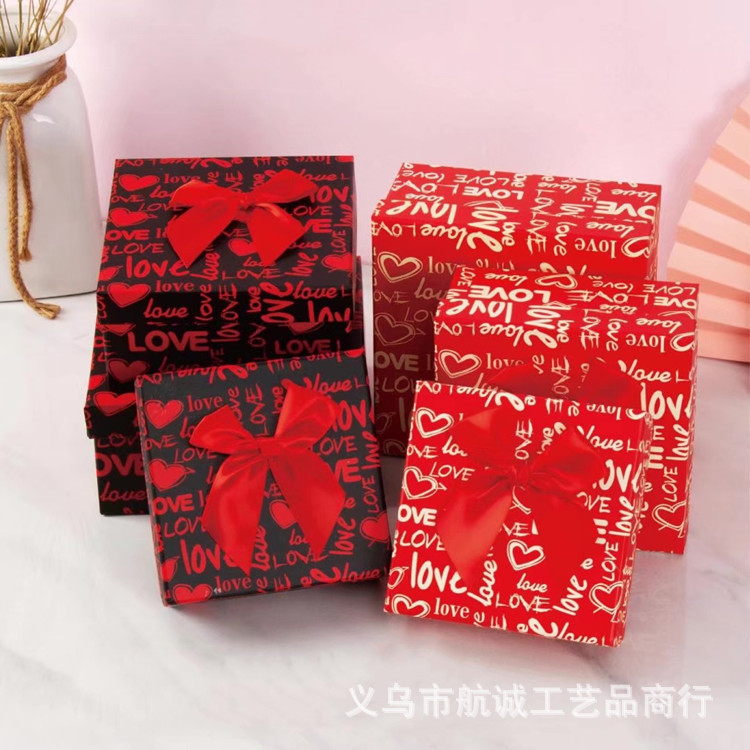 正方形大红色喜庆婚庆伴手礼LOVE爱心情人节惊喜送礼手捧礼物盒子