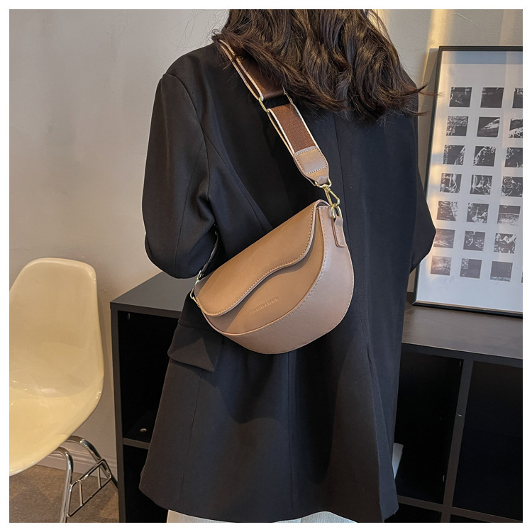 Damen 2024 Neue Mode Vielseitige Kleine Quadratische Hochwertige Internet Celebrity Live Broadcast Unterarm Satteltasche_voghion.com