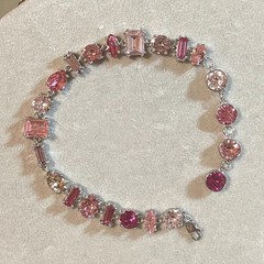 クロスボーダーの新型の甘い風のピンクは水晶のブレスレットの女性のジルコンをまねて軽くて豪華なファッションを象眼します。