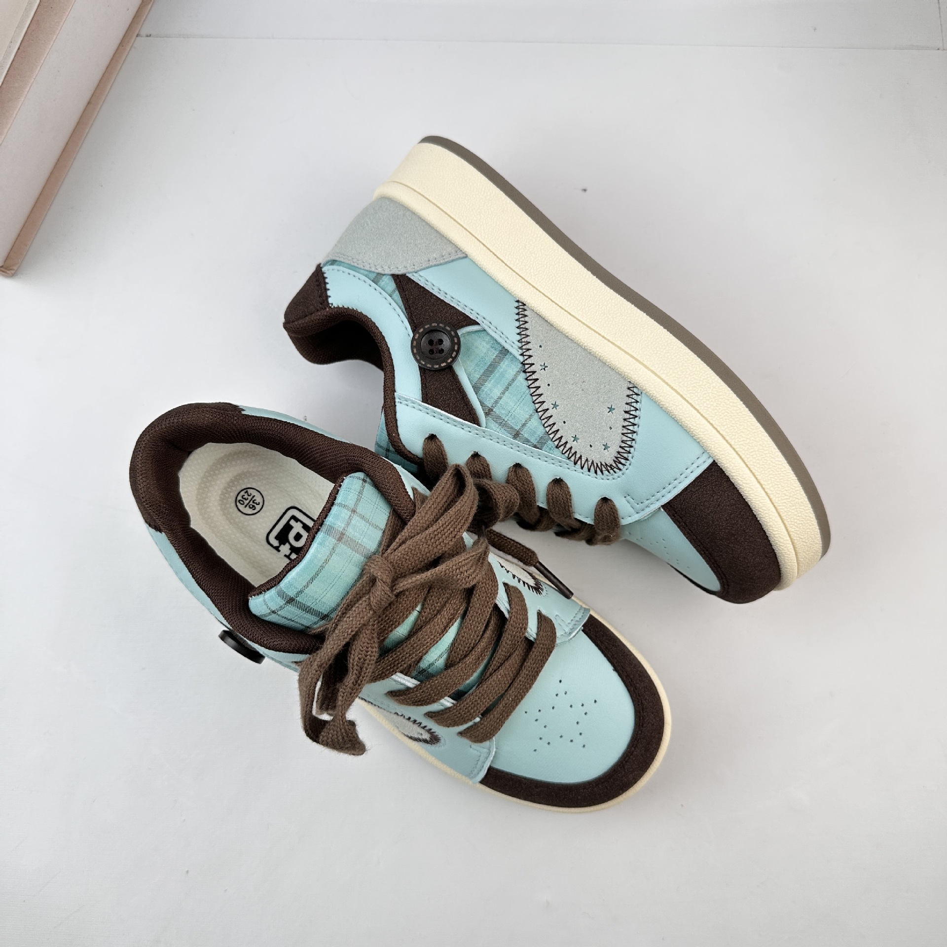 Yuanbo coreano zapatos de tablero de dopamina con suela gruesa zapatos blancos para mujeres 2025 nuevos zapatos de pan de nicho universal