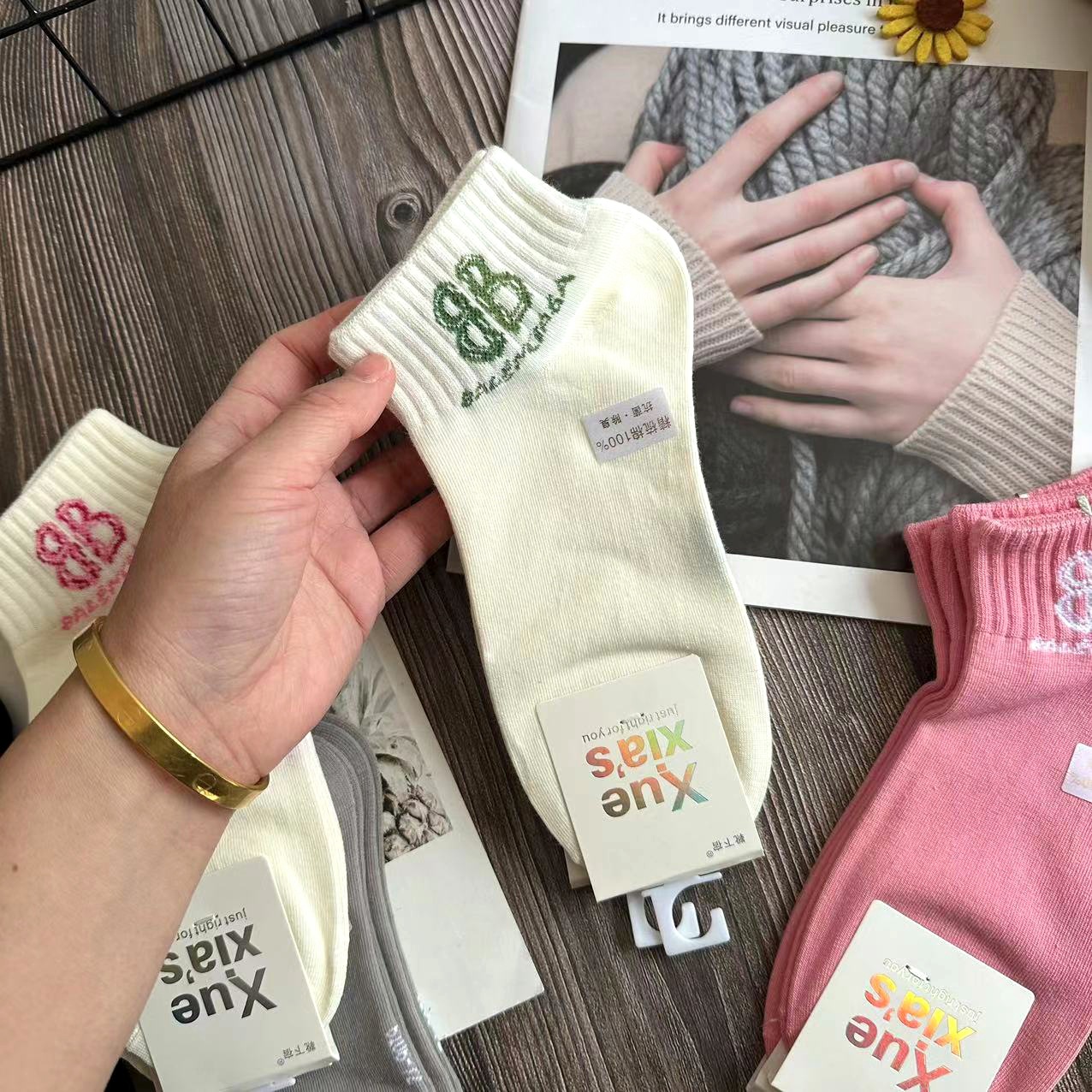 2024 nuevos calcetines finos de primavera y verano, calcetines de mujer, calcetines de algodón de tubo corto de encaje lindo de moda, múltiples estilos al por mayor