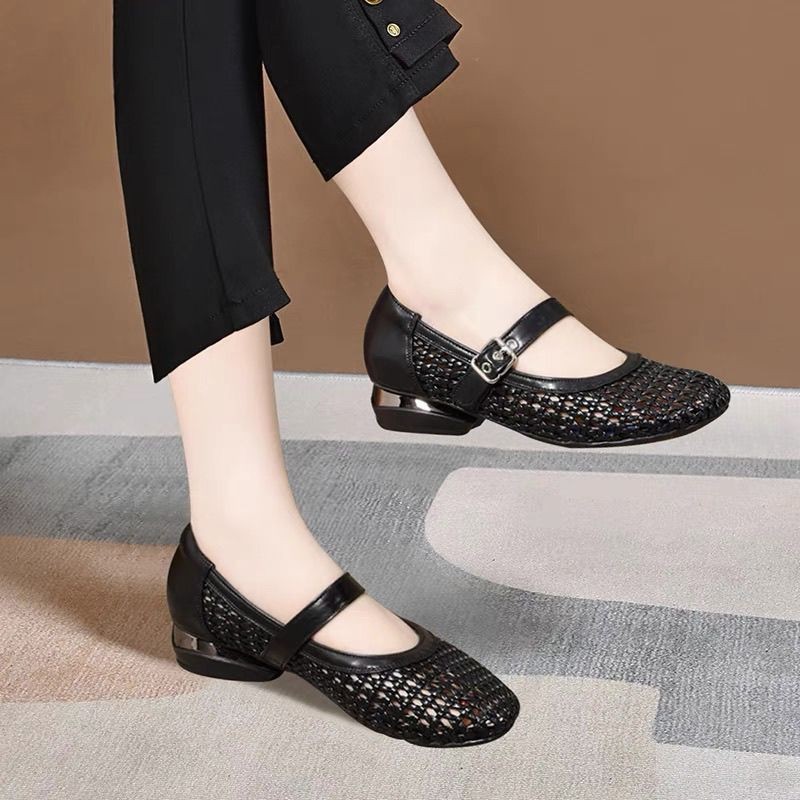2026 verano transpirable hueco suave zapatos de madre transpirables de fondo plano poco profundo suave viento de hebilla zapatos de cinturón de mujer