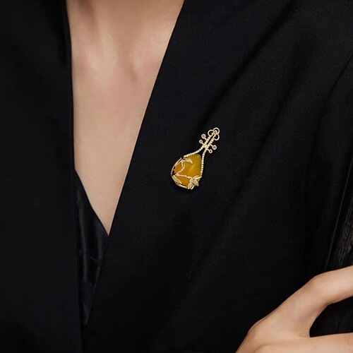 Antique pipa high-end luxury brooch design anti-exposure pin musical instrument retro autumn and winter coat corsage