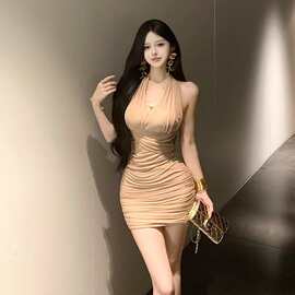 名媛御姐风挂脖V领紧身包臀短裙高端时尚气质感连衣裙2026年夏季