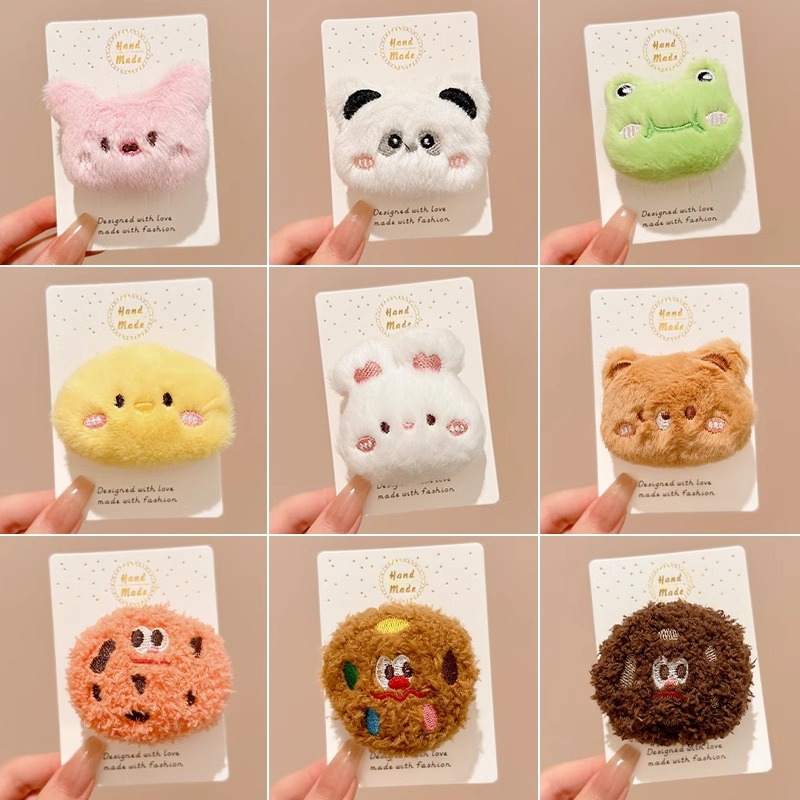 Broche de felpa de dibujos animados niña linda muñeca de oso muñeca pin fijo bufanda bolso colgante accesorios de ropa