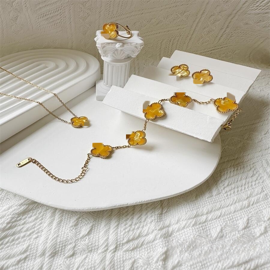 Estilo caliente Este trébol de cuatro hojas 13MM Pulsera de cinco flores 18K Pulsera de trébol de cuatro hojas Collar Pendientes Juego de anillo sin decoloración