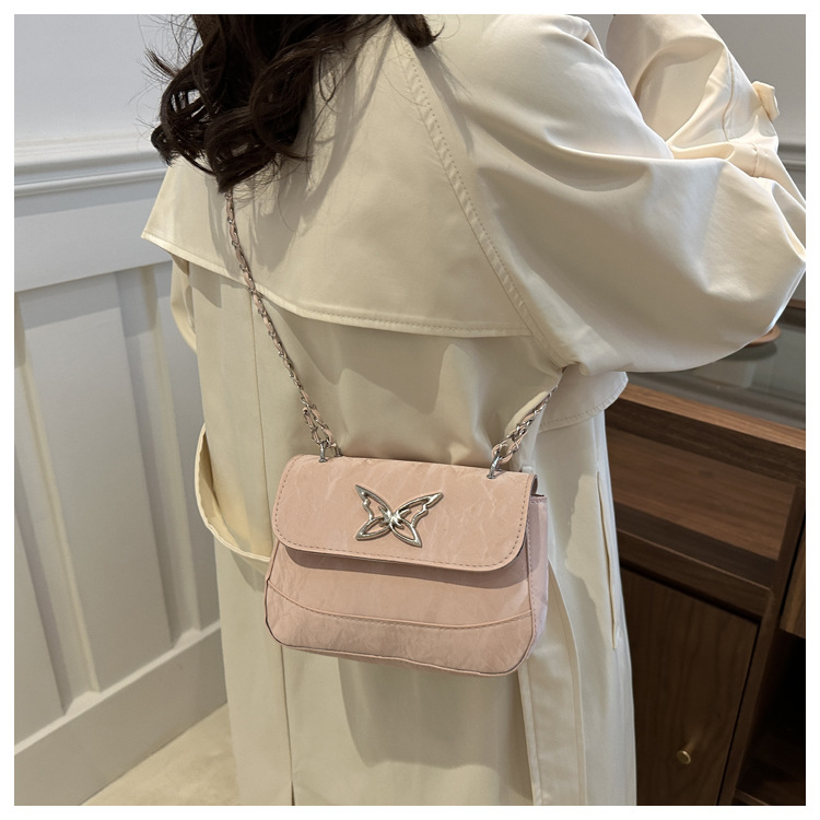 This is a trendy, casual, fashionable and simple crossbody bag for women with a niche design in the autumn of 2024 undefined