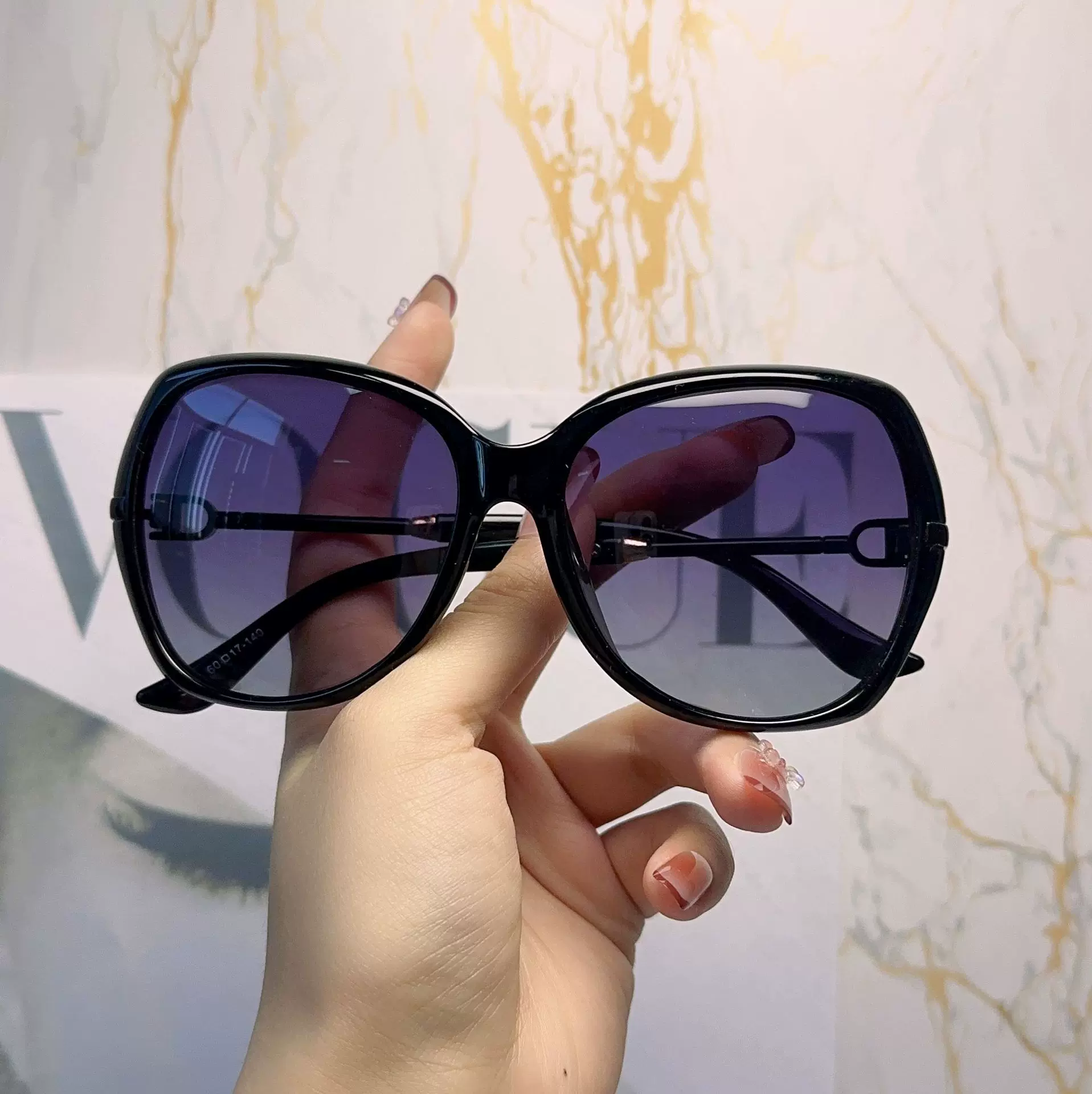 2022年夏季新款时尚高颜值女款偏光太阳镜金属镶嵌遮阳太阳镜