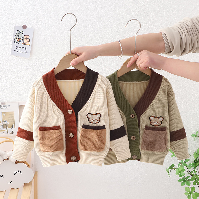 2024 Nuovo maglione lavorato a maglia per bambini, cappotto con orsetto, bottoni in alto, cardigan morbido con giunture colorate a contrasto, edizione coreana_voghion.com