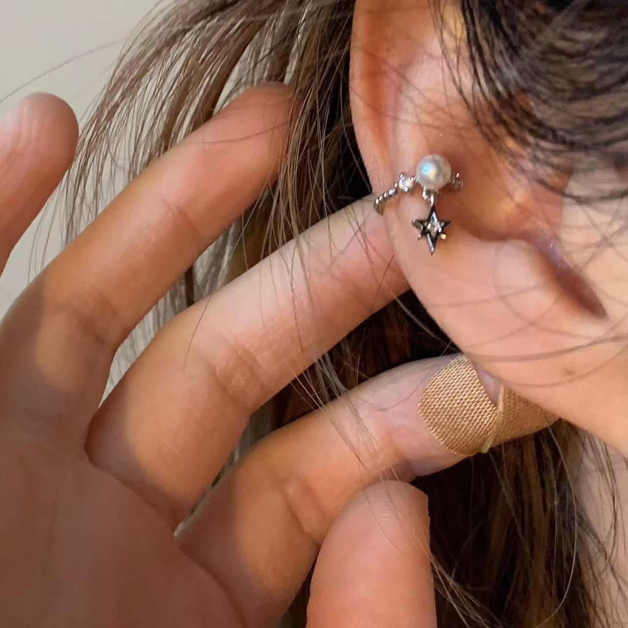 Pendientes tipo ear cuff que se pueden usar sin perforaciones en las orejas, novedad 2026, mini estrella de seis puntas con diamantes y pequeñas perlas, pendientes de personalidad dulce y moderna.