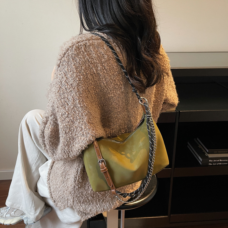 Bolsas de mujer transfronterizas retro bolsas de brazo de aire extranjero para mujeres otoño y invierno 2025 nueva moda bolsas de hombro casuales simple mochila