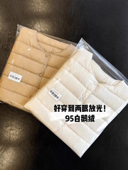 大札95白ガチョウのベルベットの中の軽薄なタイプのコートを着て保温している中にダウンジャケットを着ている女性冬F111902