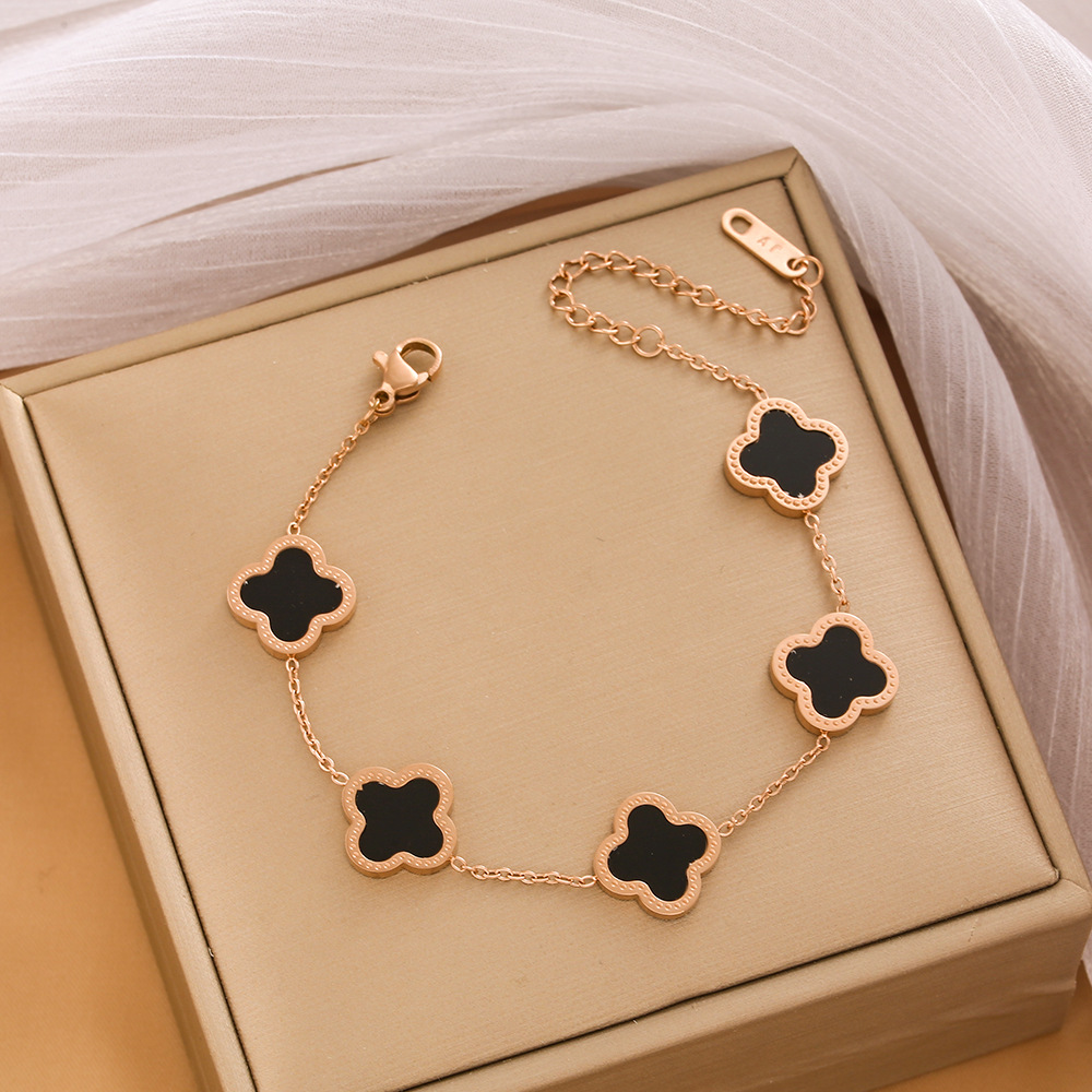 Pulsera de trébol de acero titanium vendedora caliente transfronteriza europea y americana con incrustaciones de concha pulsera colgante pulsera de diseño avanzado sin desvanecimiento al por mayor