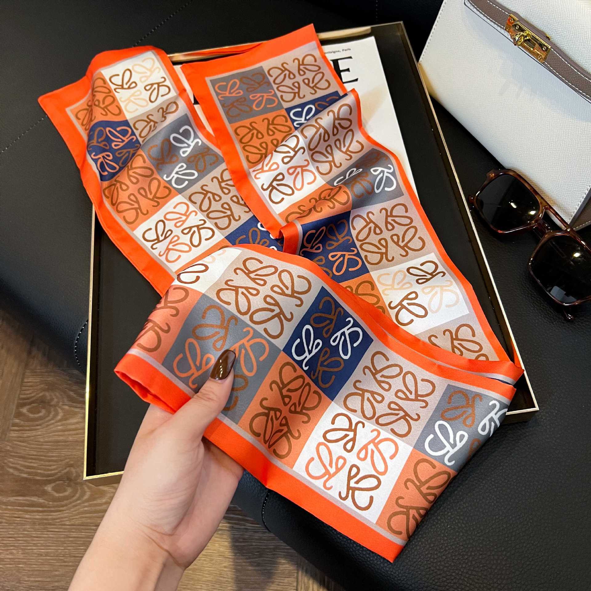 Nueva bufanda de seda pequeña banda larga estrecha para el cabello mujer estilo primavera y otoño moda madre bufanda estilo verano estilo fino serpentina bufanda al por mayor