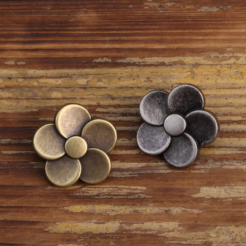 Retro metal flower button silver gray bronze women's vintage leather black sweater jacket zinc alloy Retro metal flower button silver gray bronze women's vintage leather black sweater jacket zinc alloy