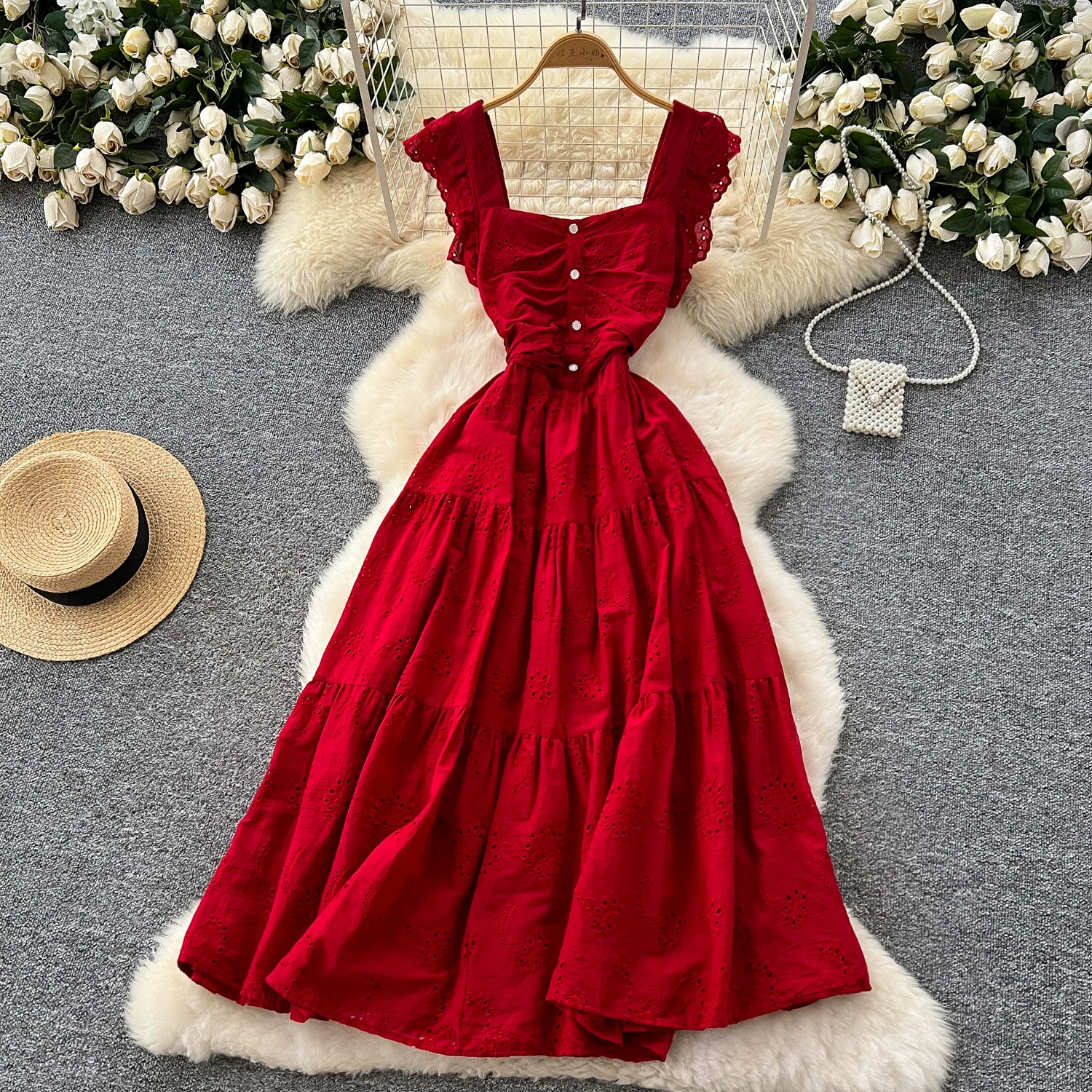 Французский ретро квадратный воротник маленький летающий рукав с полой вышивкой тонкий темперамент сказочное платье 2025 летнее платье