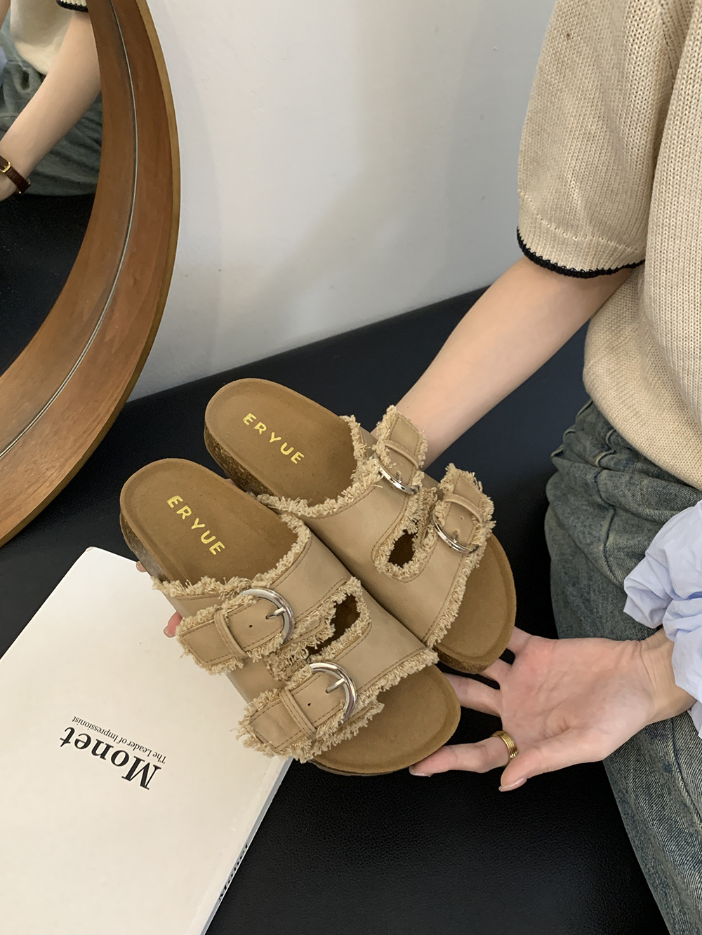 Zapatillas Birkenstock de suela gruesa para mujer en verano 2025 retro hada viento borla fea linda dama plana sandalias Boken marea