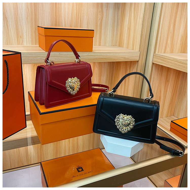 Bolsas Nova Moda Bolsa Feminina Bolsa Transversal de Alta Qualidade Bolsa Feminina com Corrente Bolsa Love Pearl Estilo Europeu e Americano Bolsa Quadrada Pequena_voghion.com