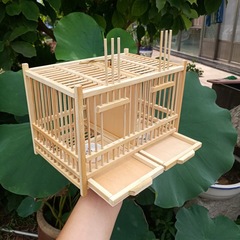 The cage for raising grasshoppers is woven from bamboo and hung on a rack, known as a "gongpao" for chirping insects, resembling a wooden villa made of plastic, used for crickets.