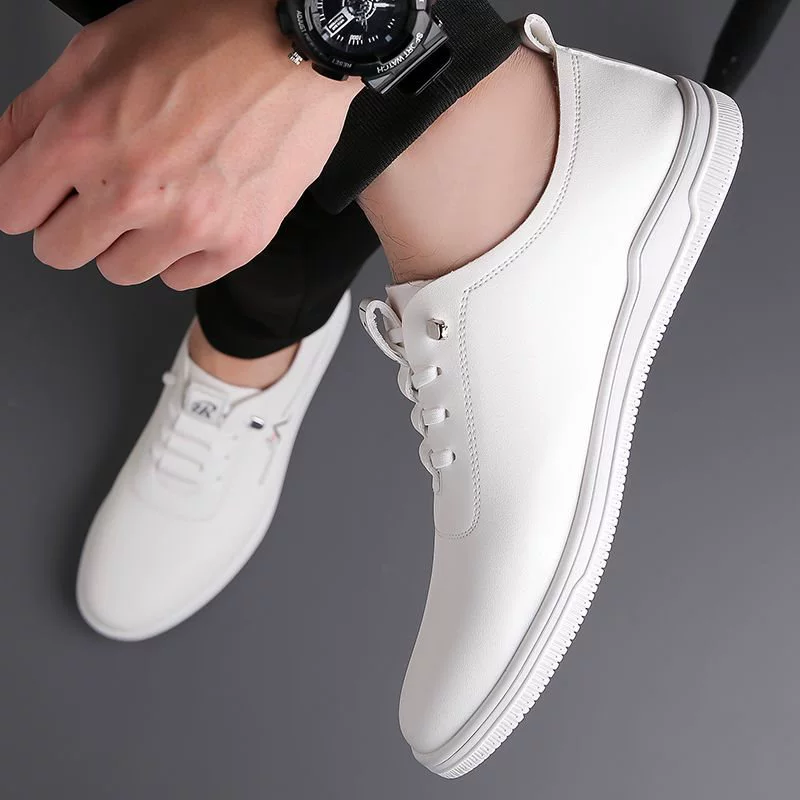 Мужские туфли 2025 новый летний стиль универсальные дышащие однотонные белые туфли легкие тонкие мягкие подошвы мужские повседневные кожаные туфли