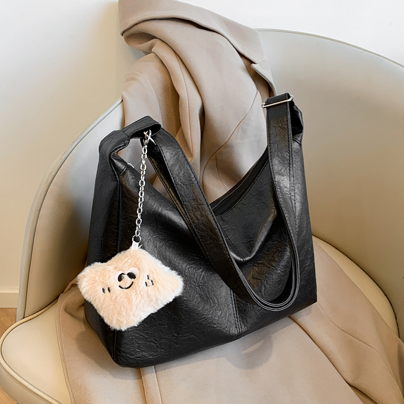 Bolsa de almohada de gran capacidad popular este año 2024 otoño y invierno nueva moda bolso de hombro de hombro ancho bolso de mujer bolso transfronterizo