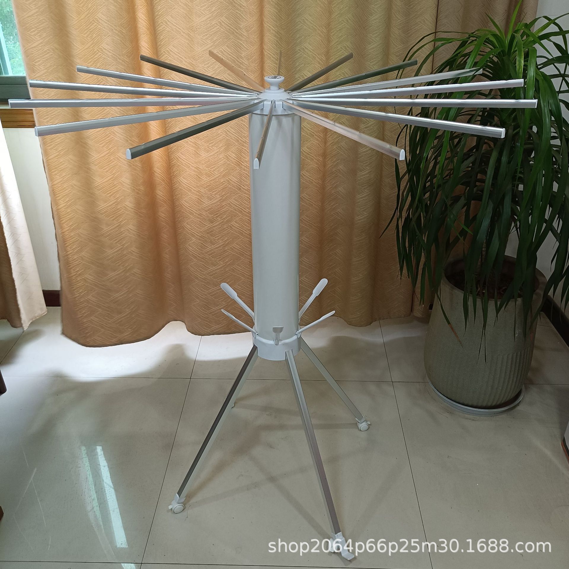 바퀴가 달린 4개의 다리, 신발장이 있는 단층 알루미늄 합금