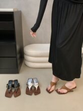 法式小众设计感坡跟夹趾人字拖鞋女外穿2025夏季新款银色高跟凉鞋