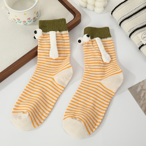 Spring and autumn stripe hand-held socks women's ins fashionable dopamine color magnetic suction hand-held couples girlfriends mid-tube women's socks