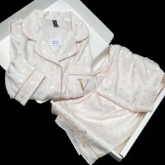 劉亦菲の同じタイプの胸のクッションのパジャマの女性のシルクの長袖のズボンの春秋は簡単で大きいブランドの家具の服のスーツを作ります。