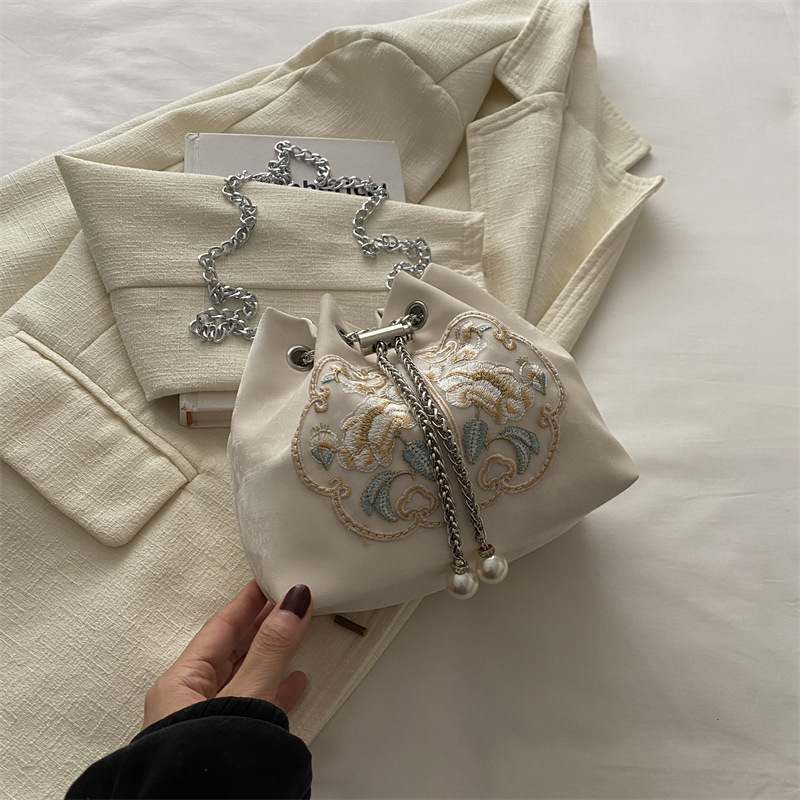 Bolso de diseño de nicho para mujeres 2024 verano nuevo retro mochila de hombro casual simple bolso de cubo casual para mujeres