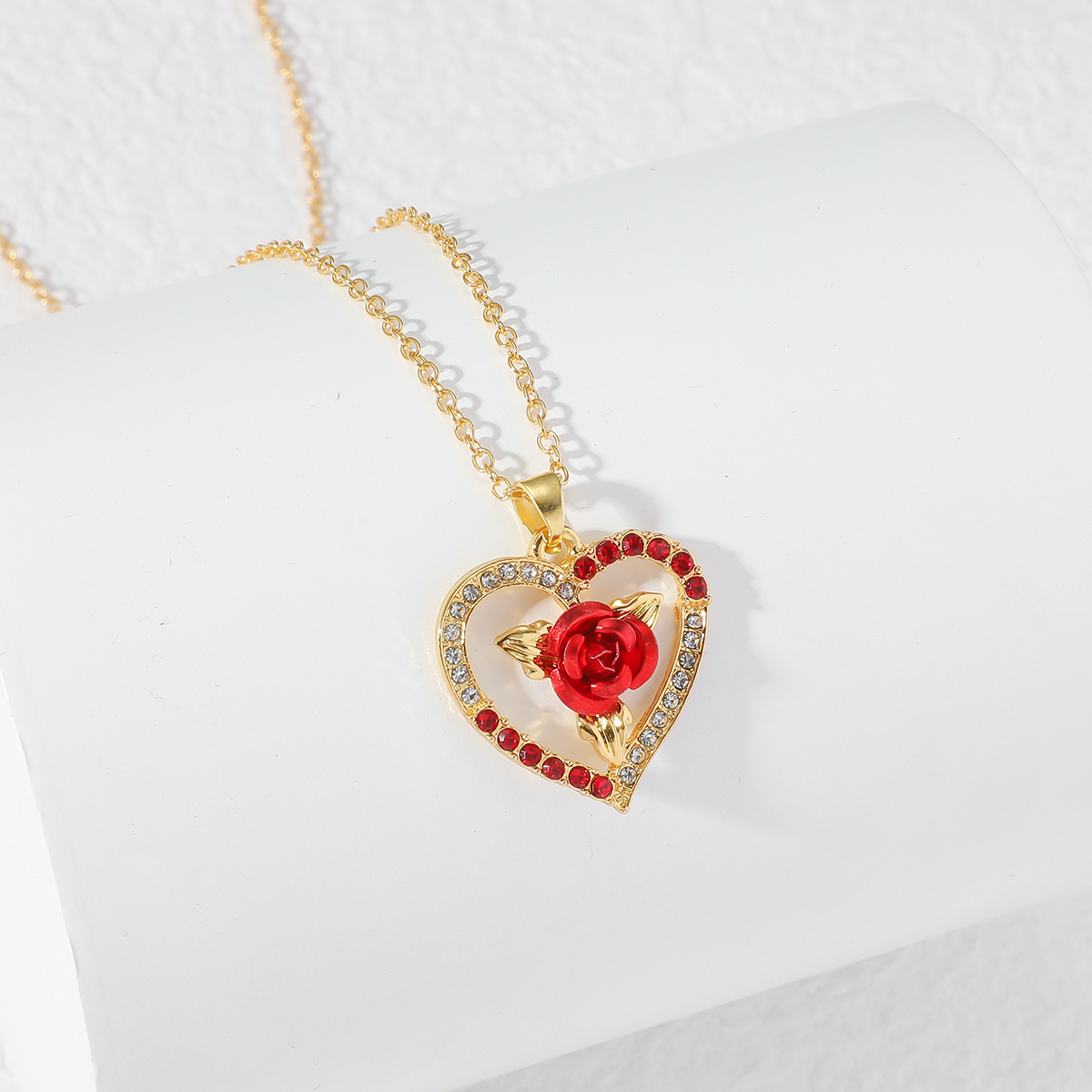 New Elegant Rose Blossoms Heart Shaped Diamond Set Necklace Female Niche Design, Premium Birthday Gift for Girlfriend_voghion.com