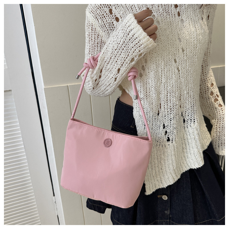 Women's Small Oxford Cloth Solid Color Streetwear Bucket Magnetic Buckle Shoulder Bag display picture 1