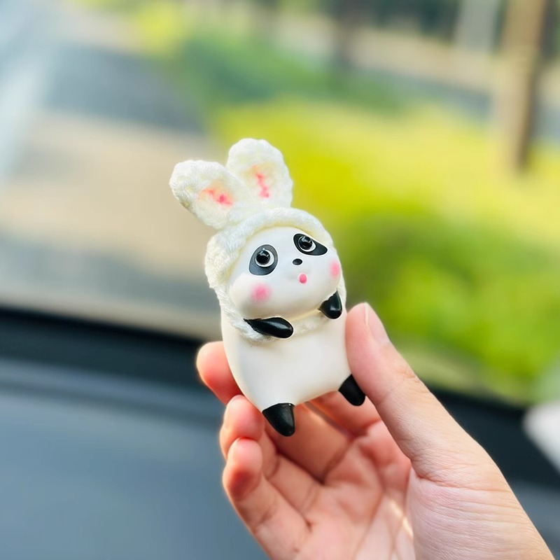 Lindos adornos de interior de coche panda, celebridades de Internet, consola central de coche, pequeños adornos de pantalla, accesorios de decoración de coche para niñas